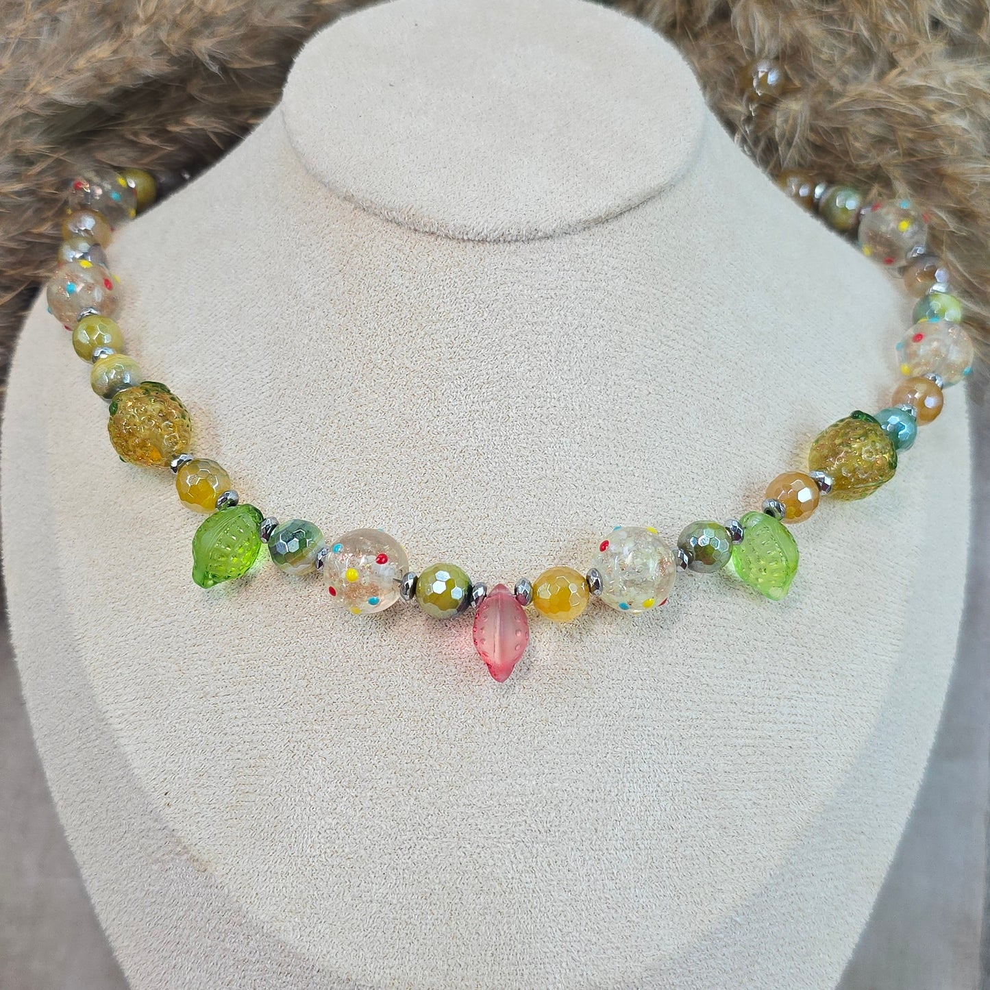 Spalvotas linksmas vėrinys