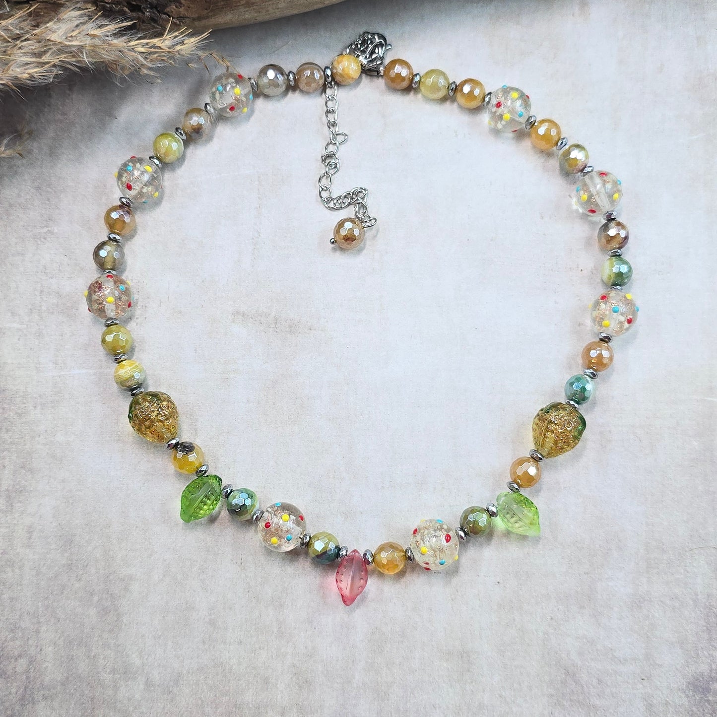 Spalvotas linksmas vėrinys