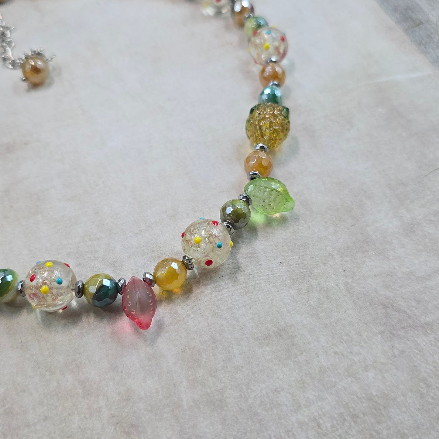 Spalvotas linksmas vėrinys