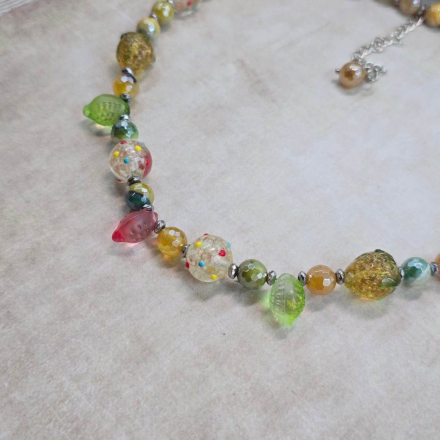 Spalvotas linksmas vėrinys