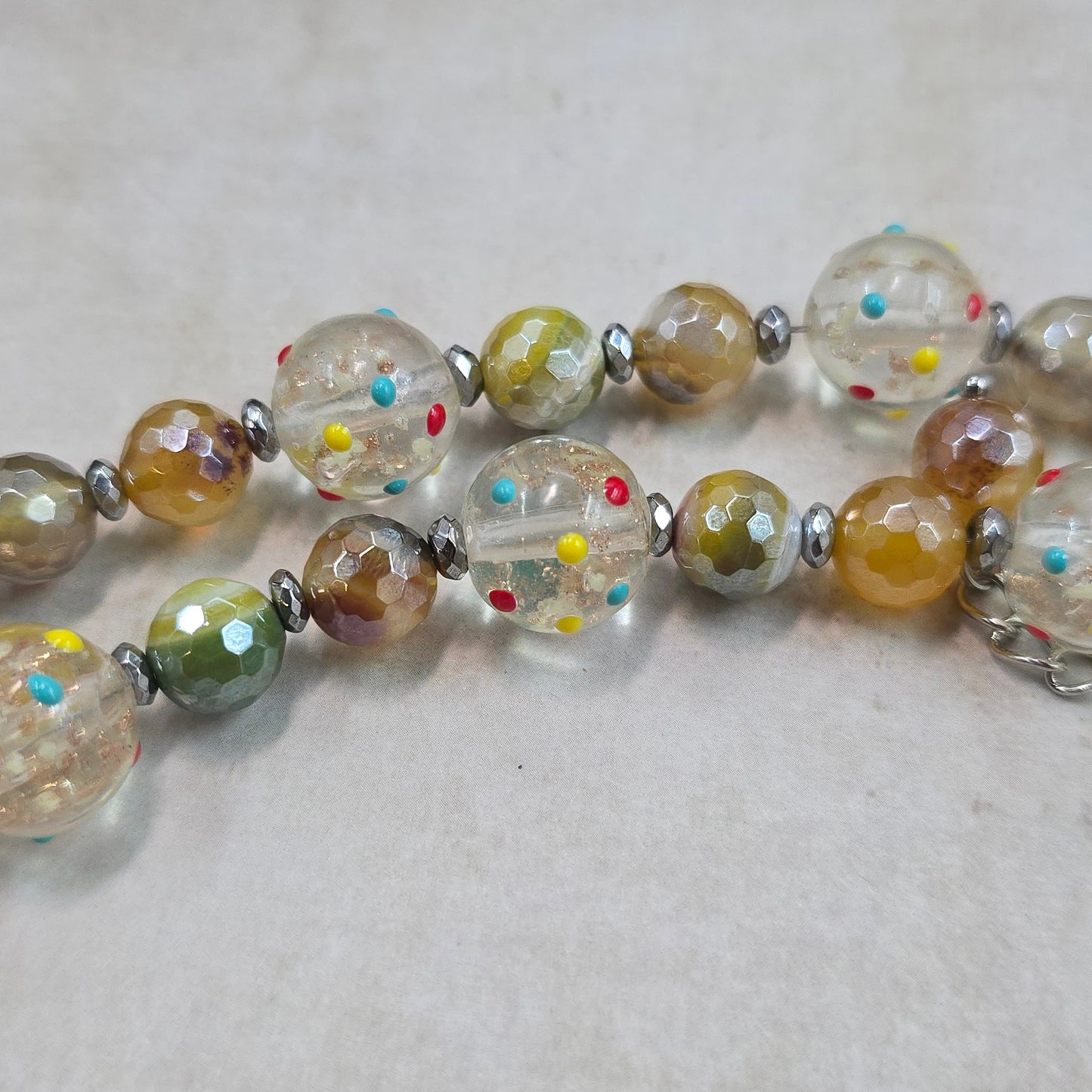 Spalvotas linksmas vėrinys