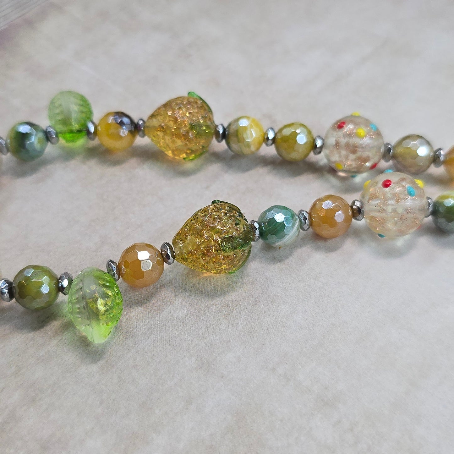 Spalvotas linksmas vėrinys