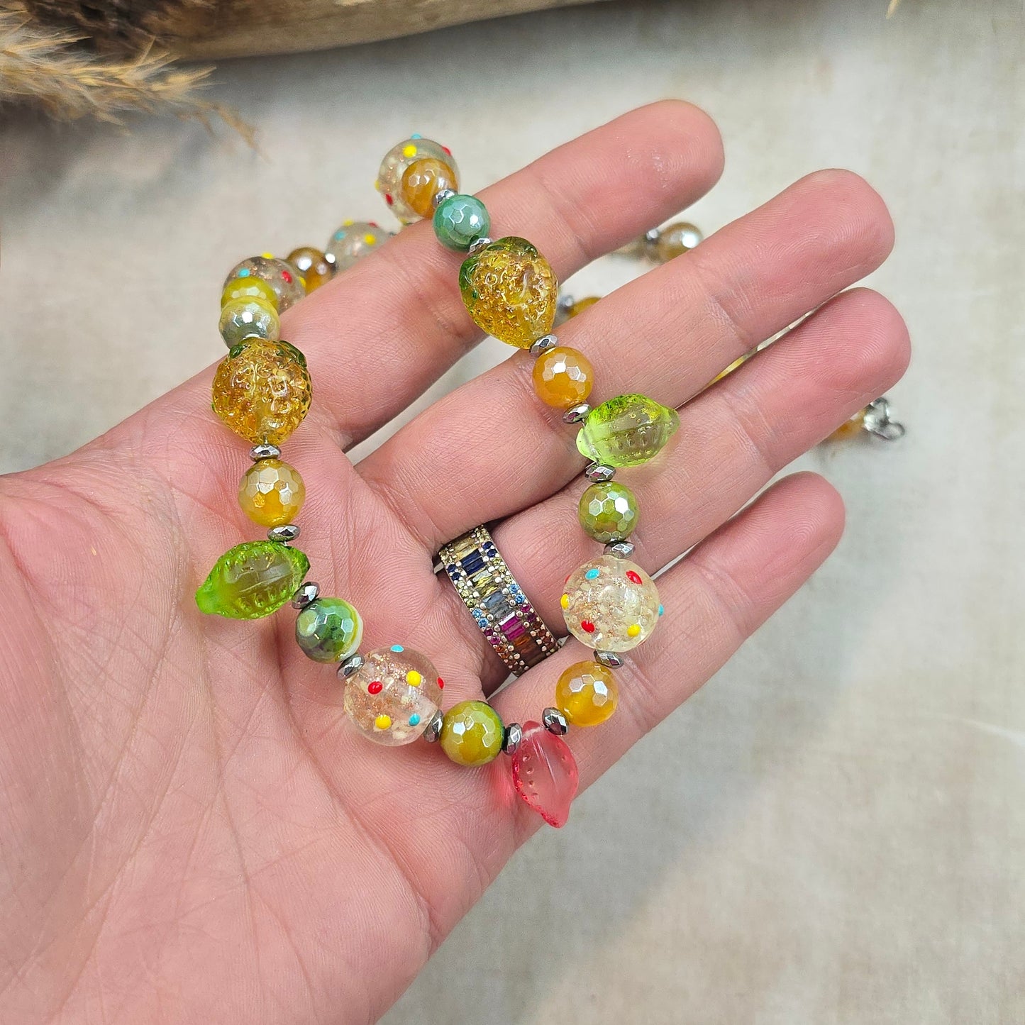 Spalvotas linksmas vėrinys