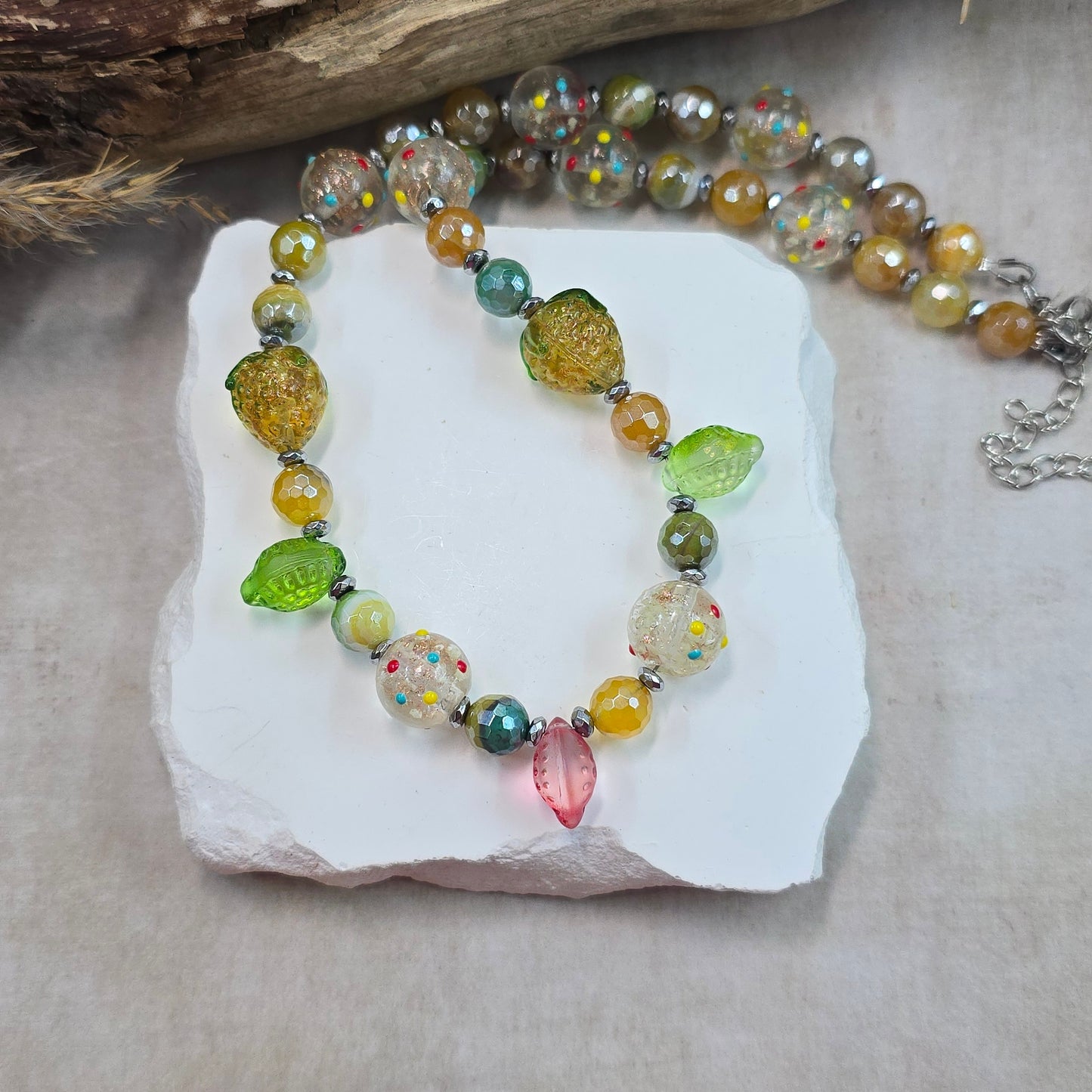 Spalvotas linksmas vėrinys