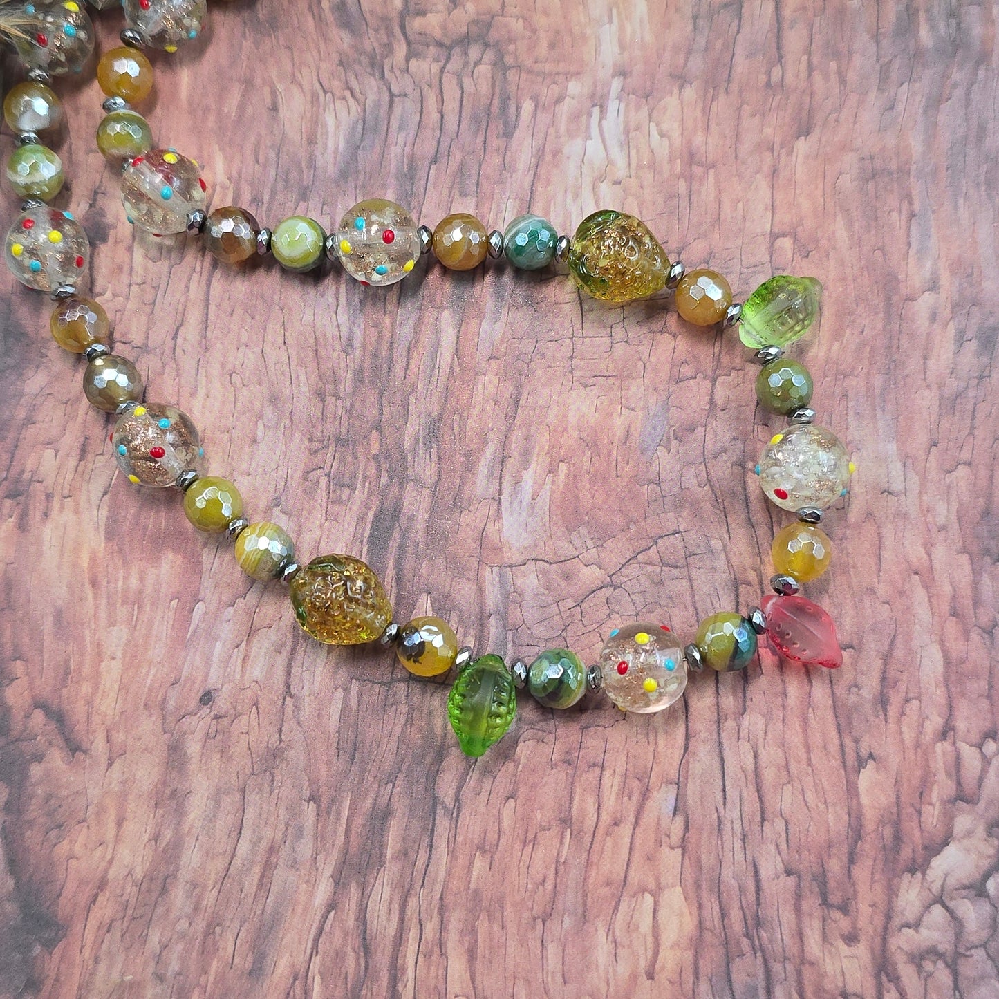 Spalvotas linksmas vėrinys