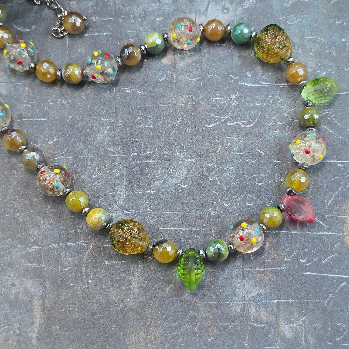 Spalvotas linksmas vėrinys