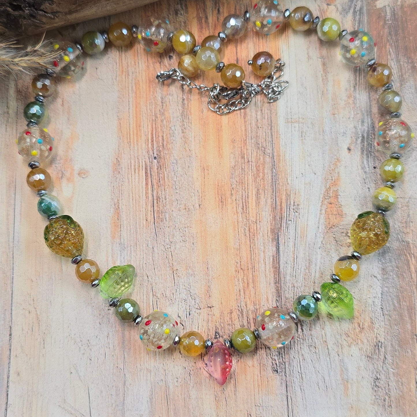 Spalvotas linksmas vėrinys