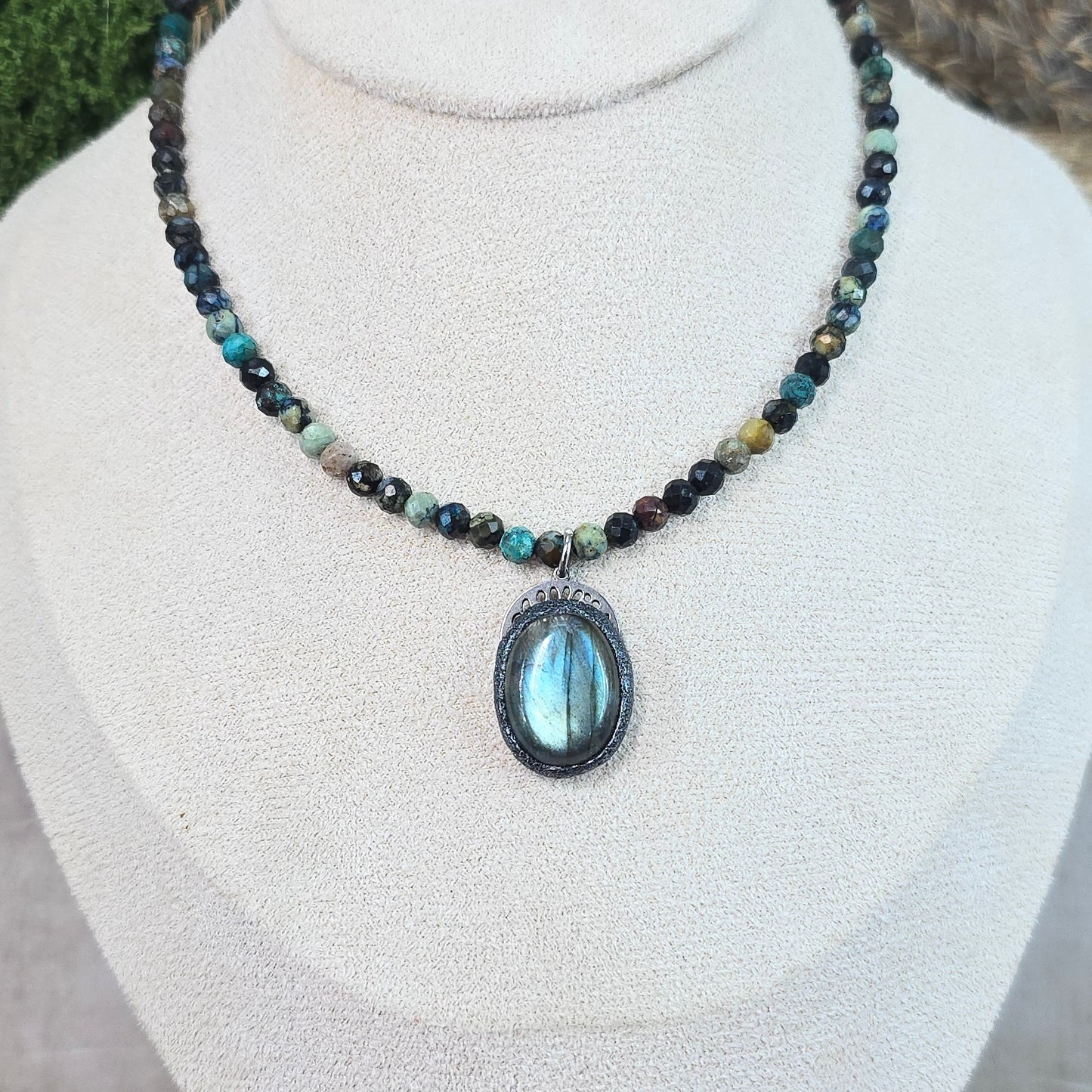 Trumpas vėrinys su labradoritu ir turkiu