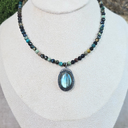 Trumpas vėrinys su labradoritu ir turkiu