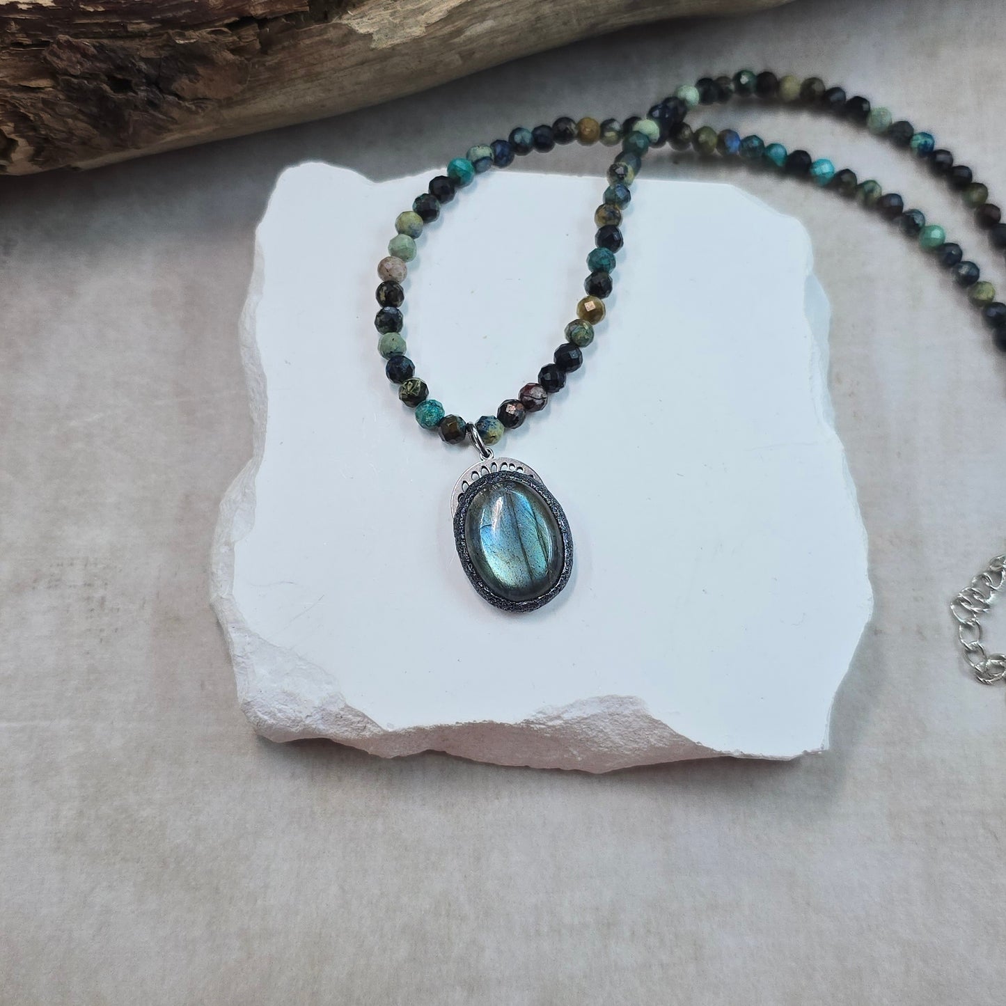 Trumpas vėrinys su labradoritu ir turkiu
