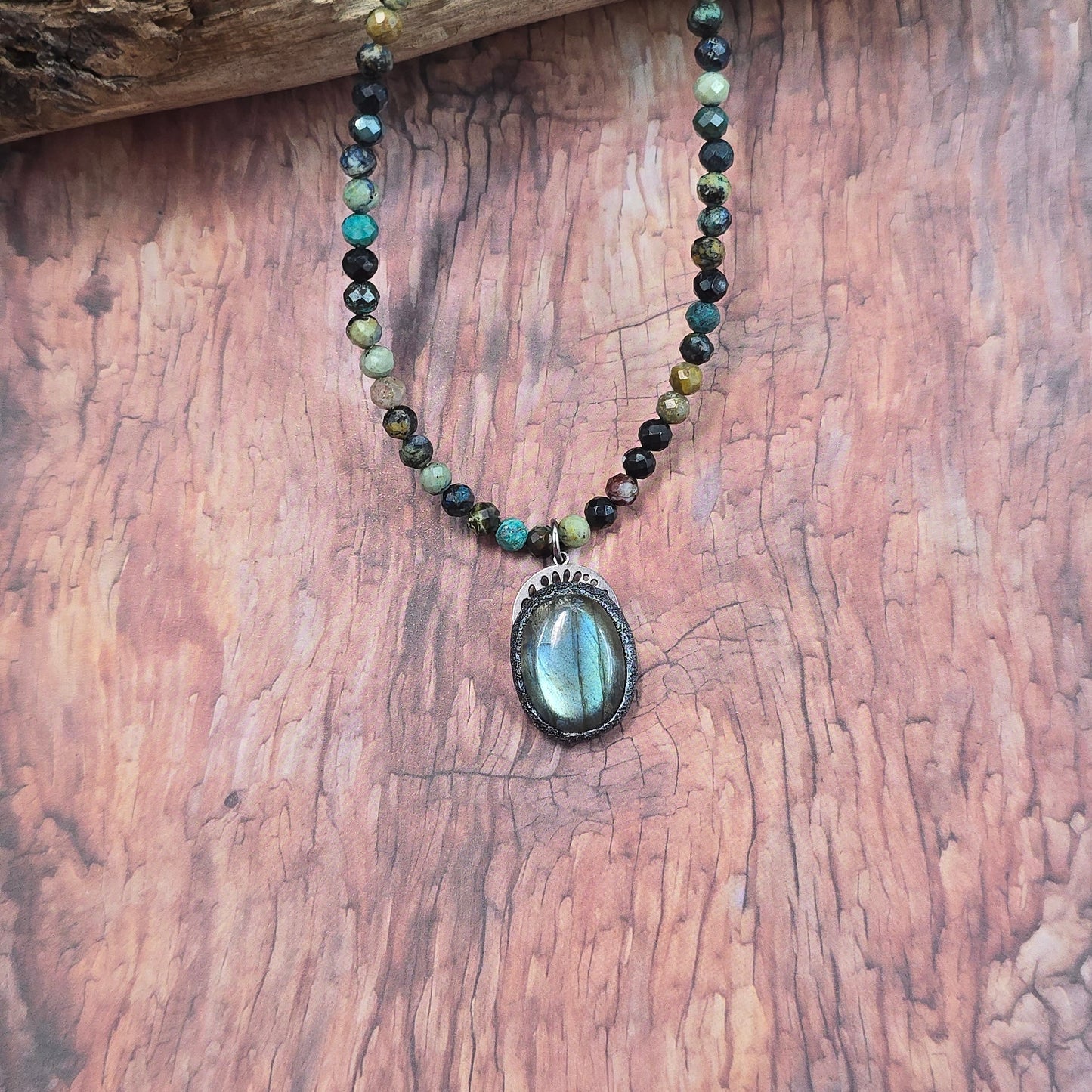 Trumpas vėrinys su labradoritu ir turkiu