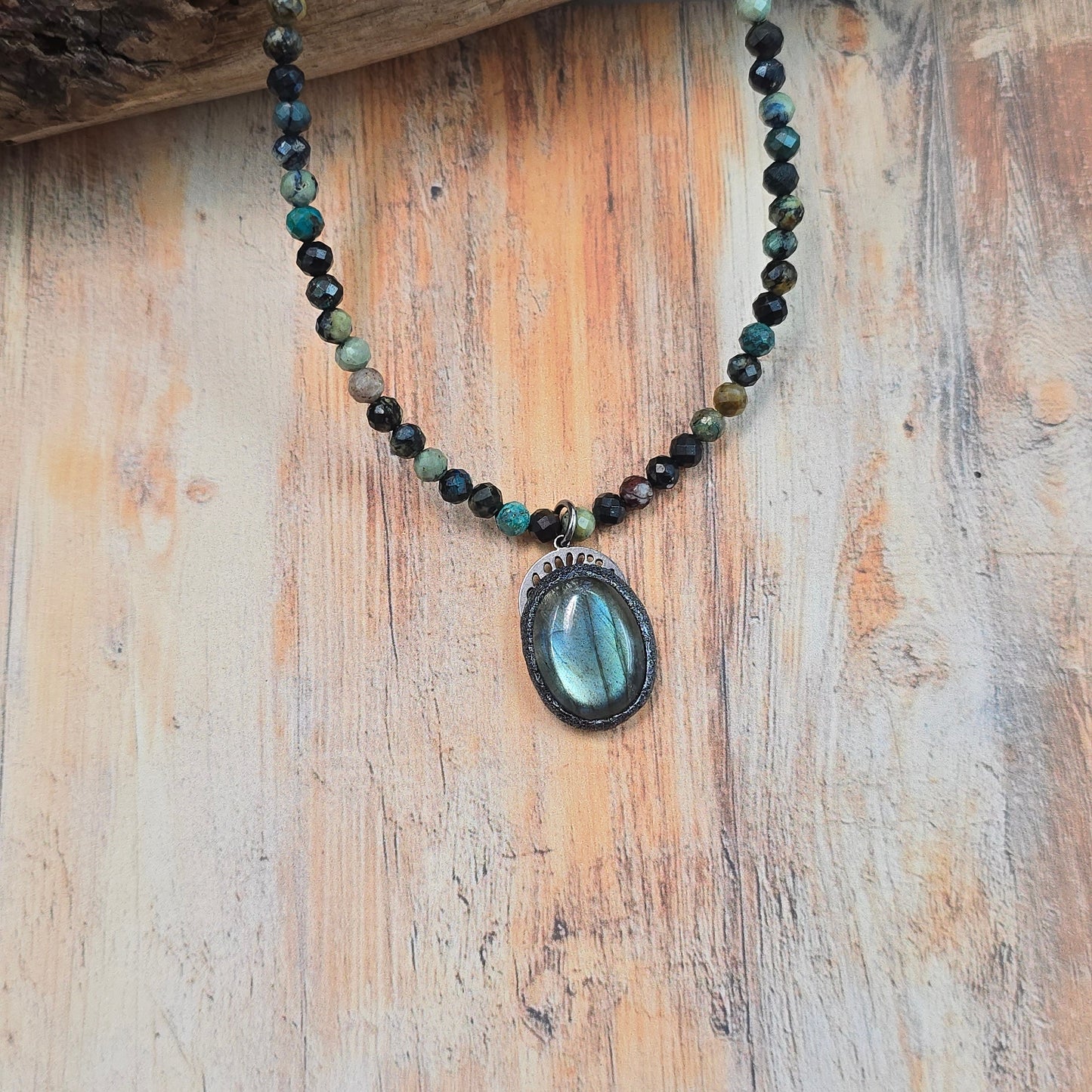 Trumpas vėrinys su labradoritu ir turkiu