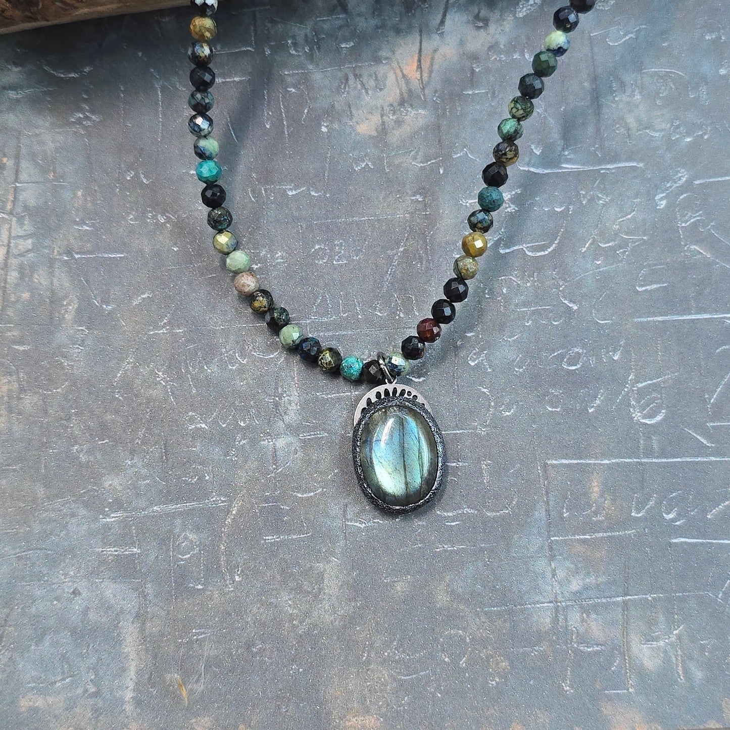 Trumpas vėrinys su labradoritu ir turkiu