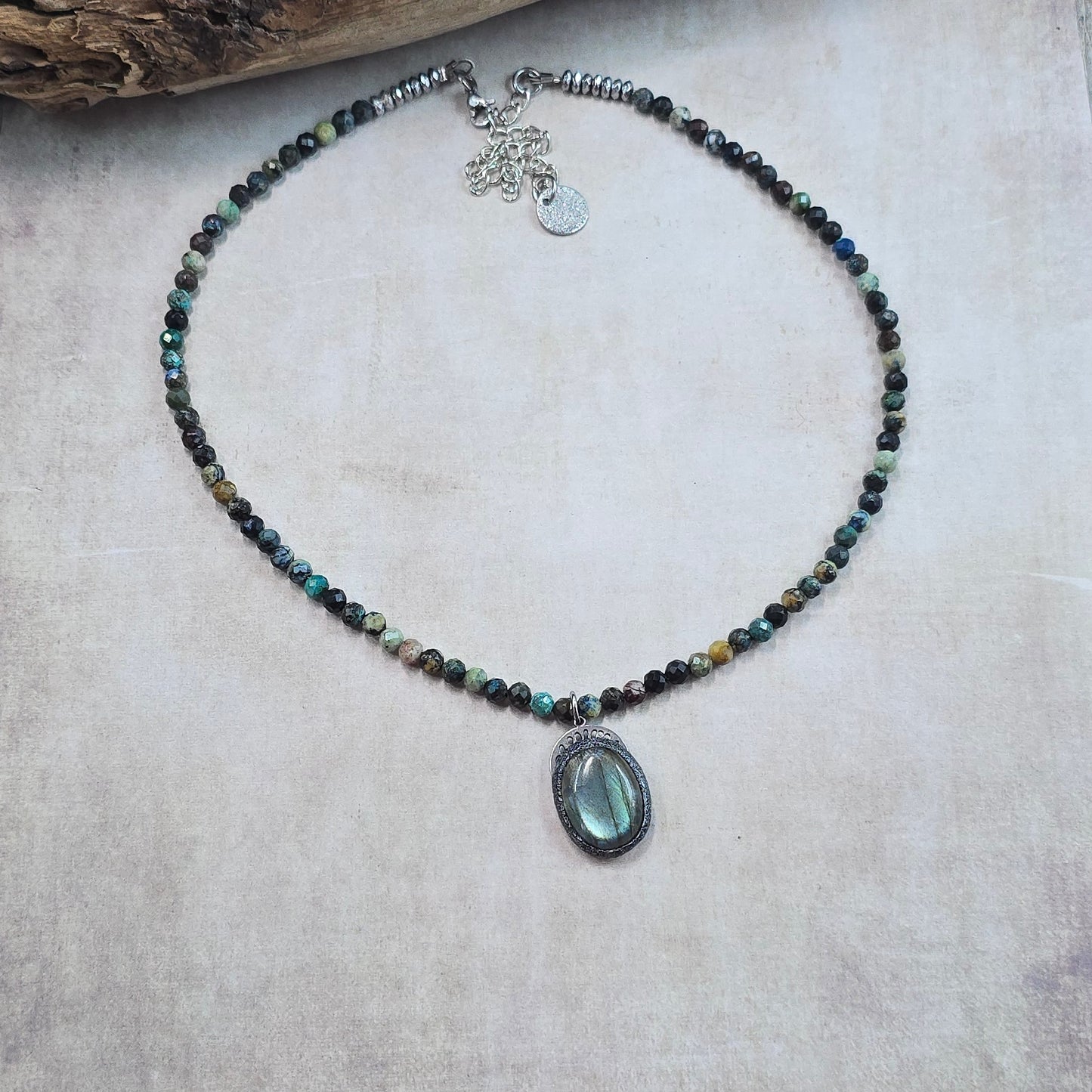 Trumpas vėrinys su labradoritu ir turkiu