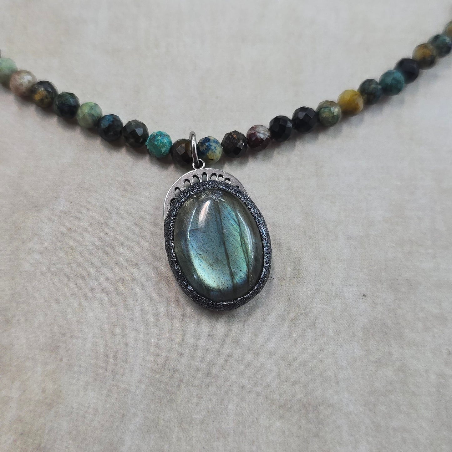 Trumpas vėrinys su labradoritu ir turkiu