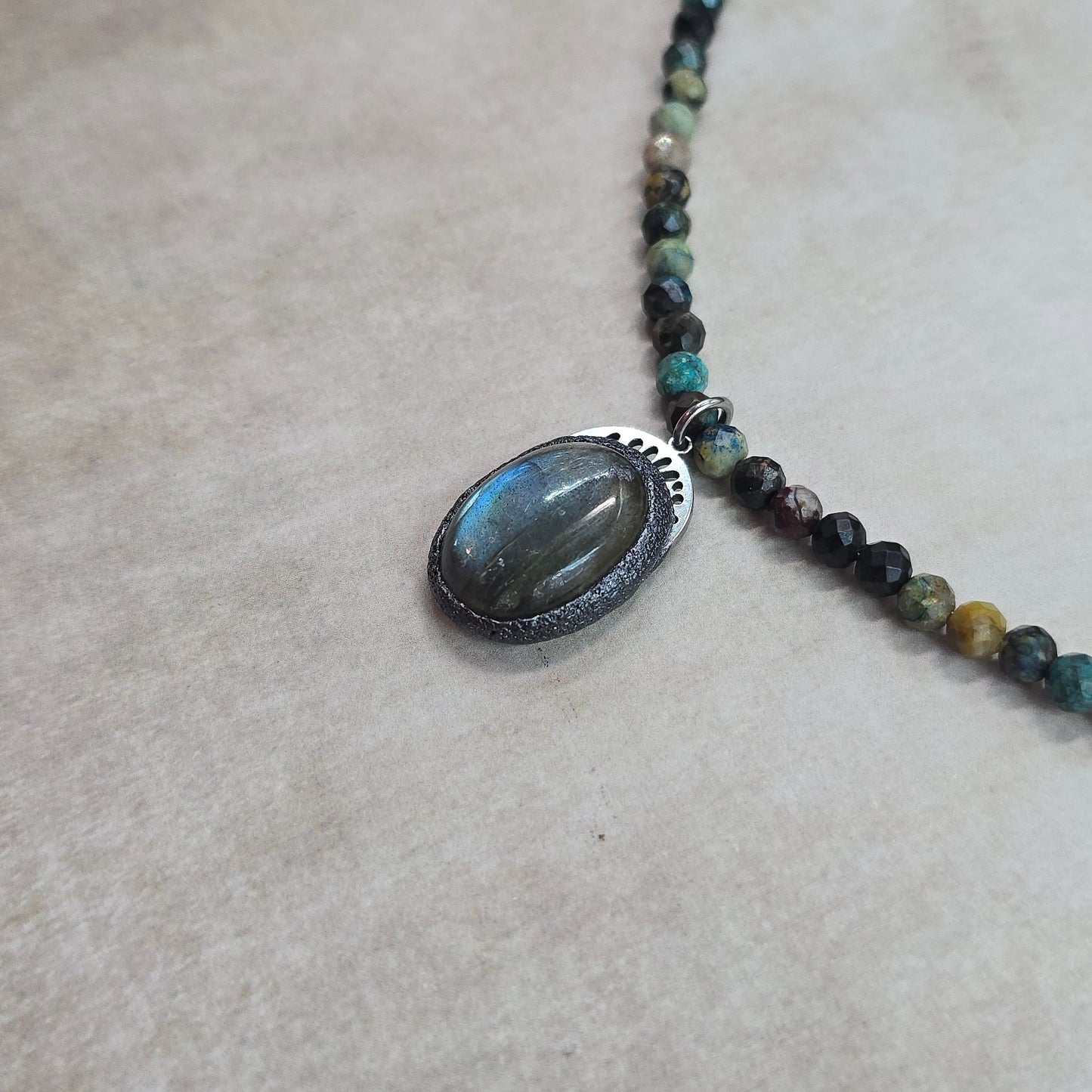 Trumpas vėrinys su labradoritu ir turkiu