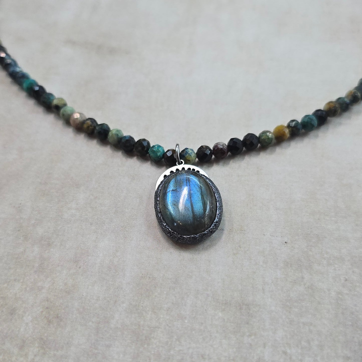 Trumpas vėrinys su labradoritu ir turkiu