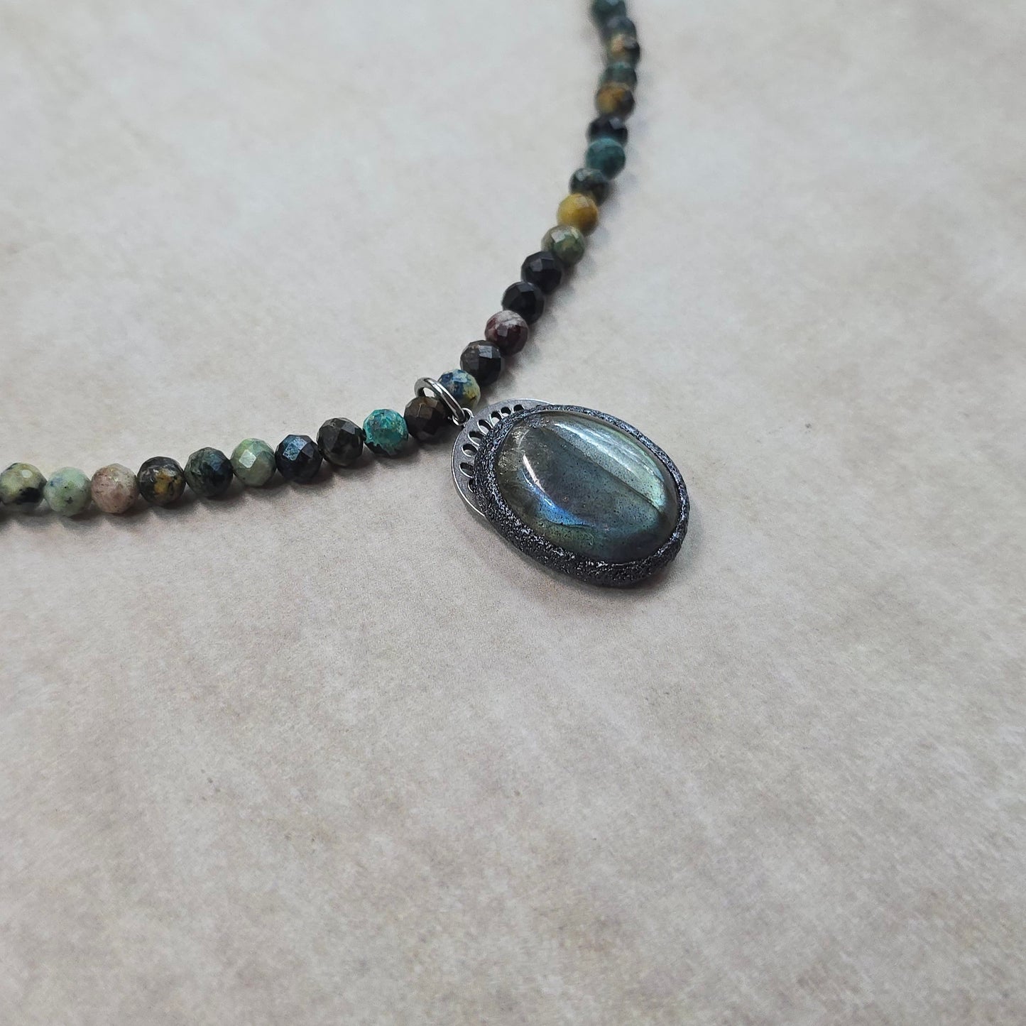 Trumpas vėrinys su labradoritu ir turkiu