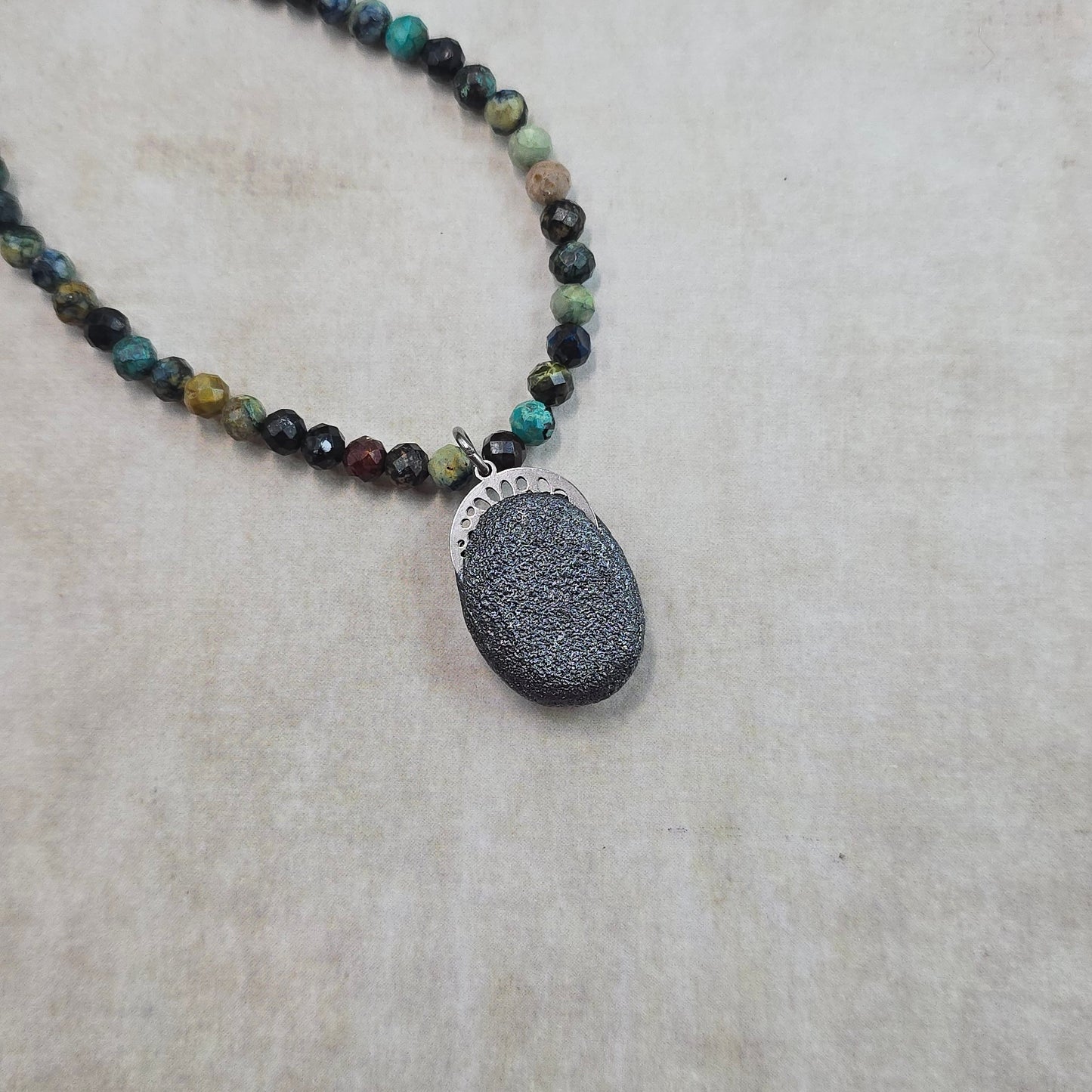 Trumpas vėrinys su labradoritu ir turkiu