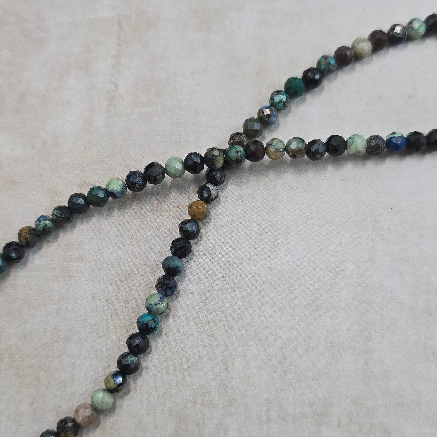 Trumpas vėrinys su labradoritu ir turkiu