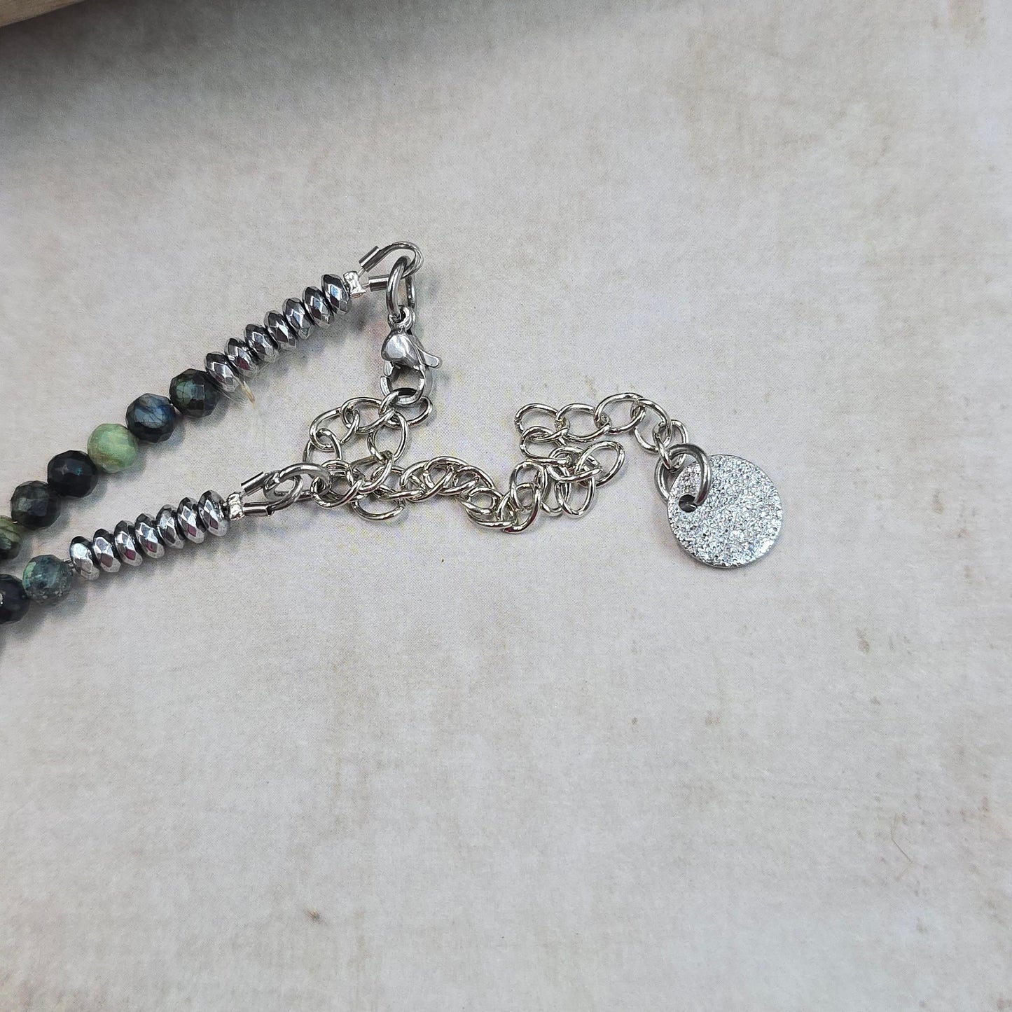 Trumpas vėrinys su labradoritu ir turkiu