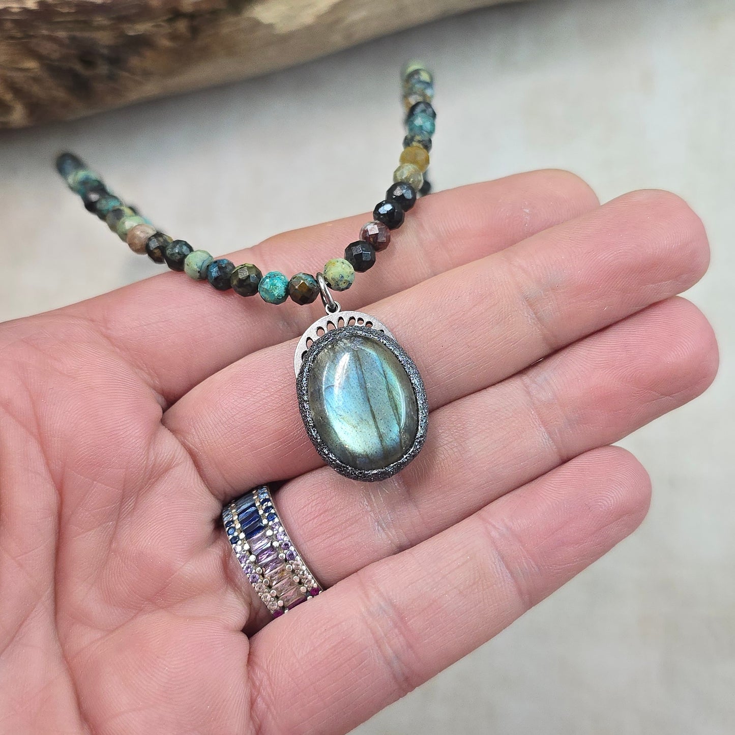 Trumpas vėrinys su labradoritu ir turkiu