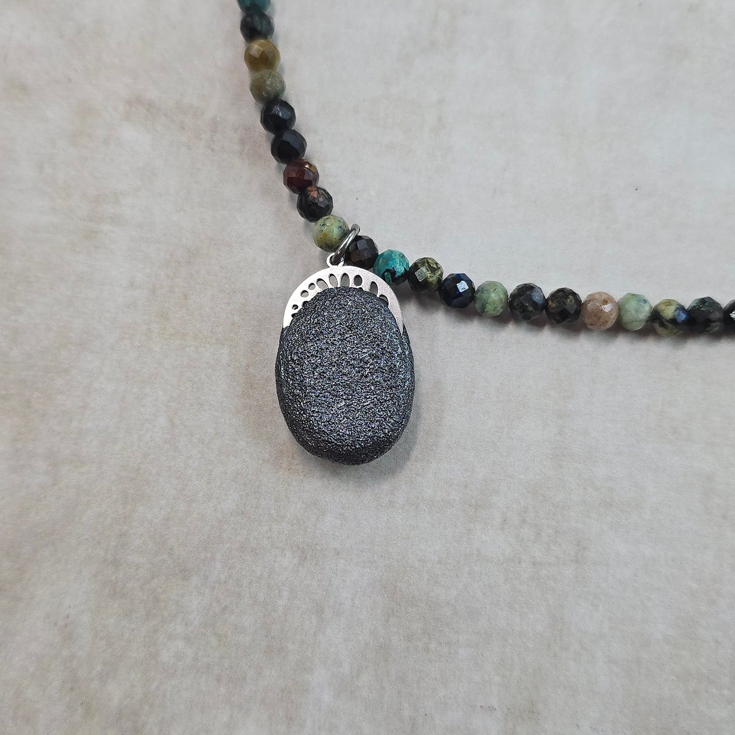 Trumpas vėrinys su labradoritu ir turkiu