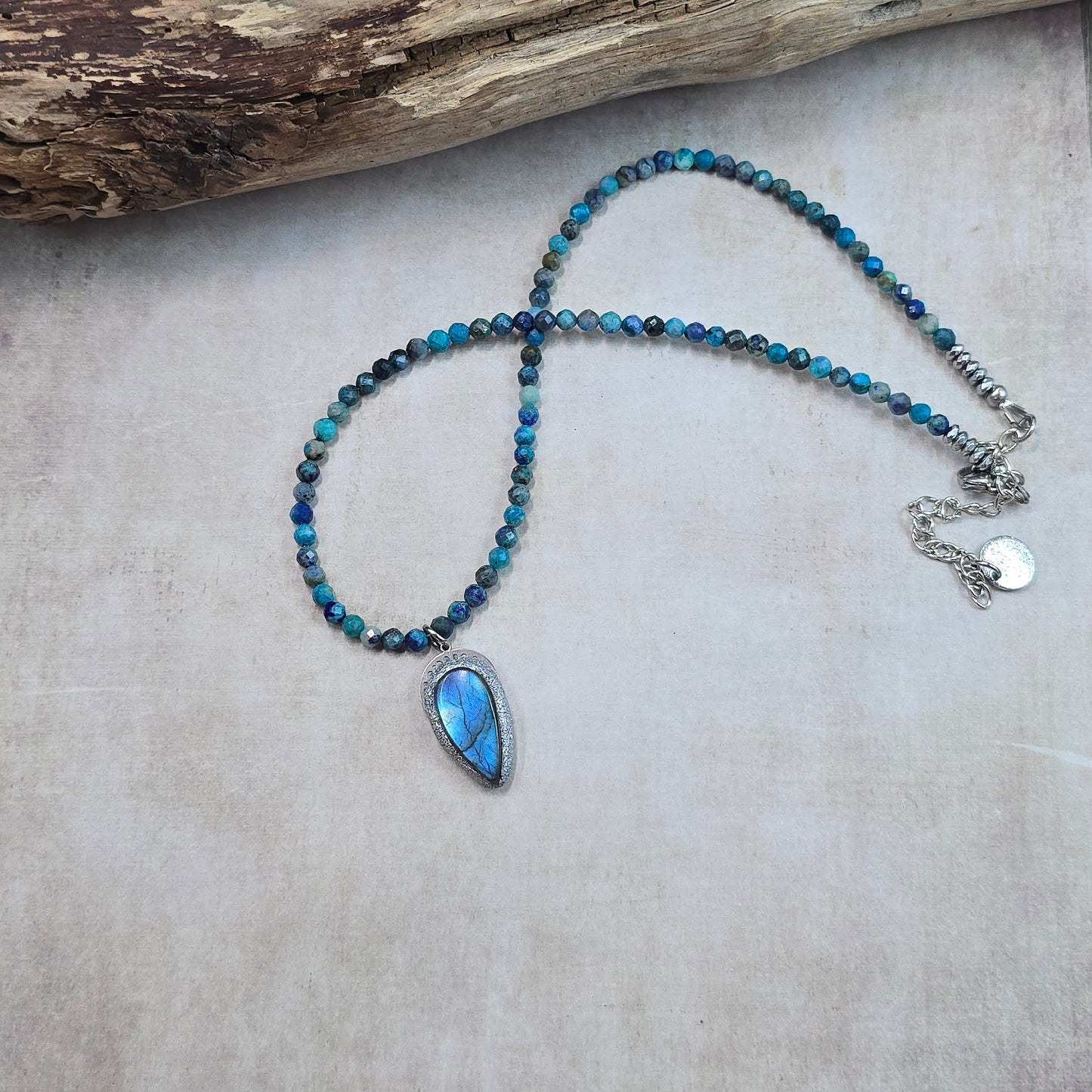 Trumpas vėrinys su labradoritu ir lapis lazuli