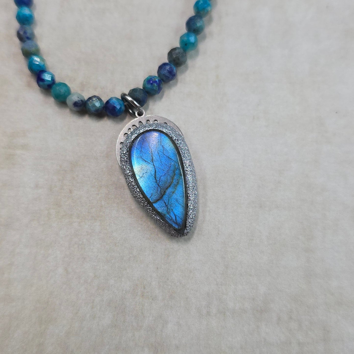 Trumpas vėrinys su labradoritu ir lapis lazuli