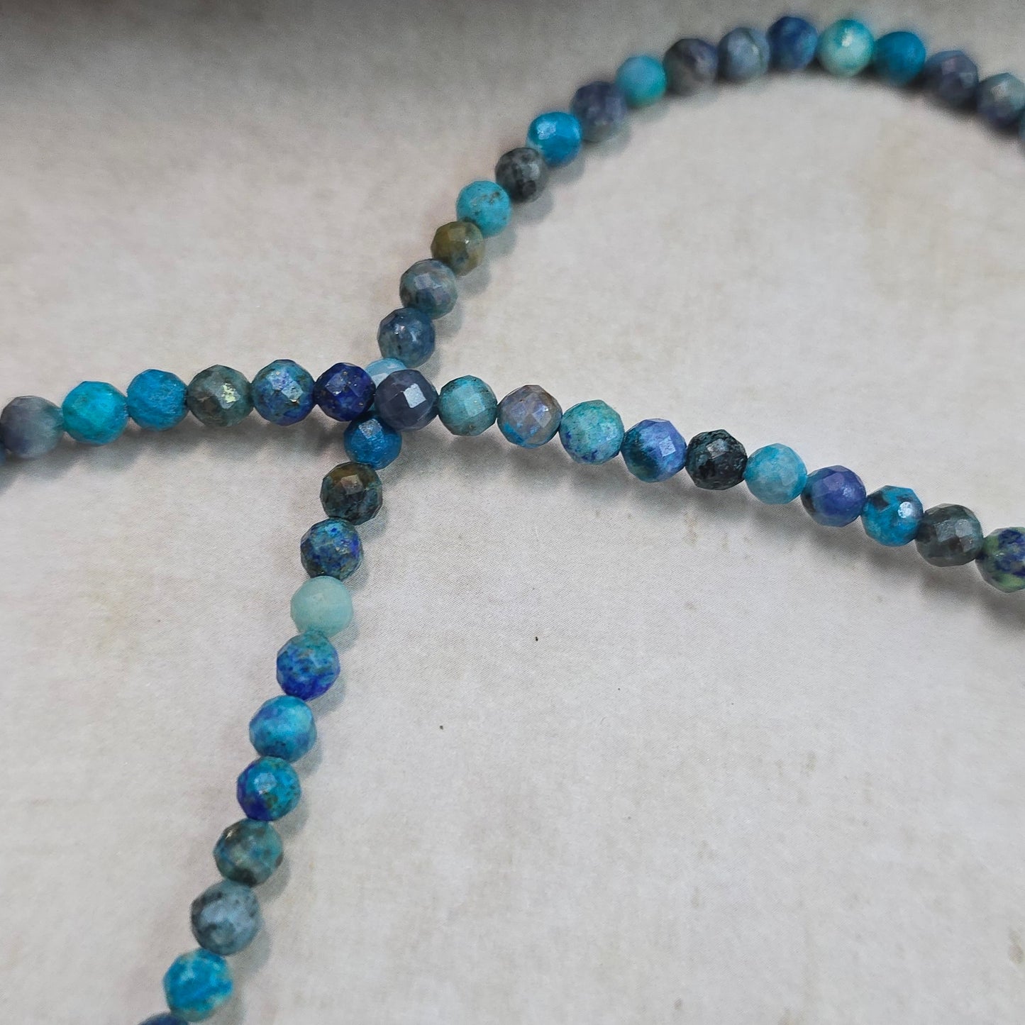 Trumpas vėrinys su labradoritu ir lapis lazuli