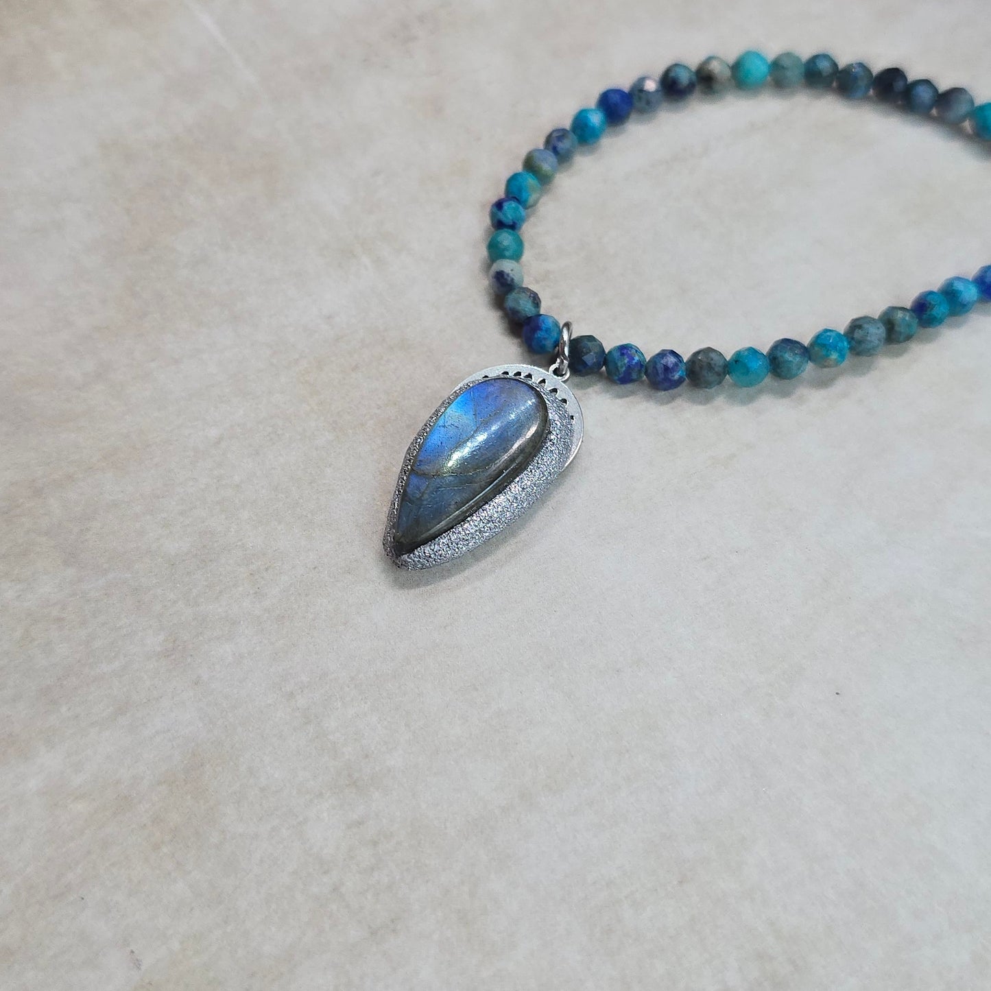 Trumpas vėrinys su labradoritu ir lapis lazuli