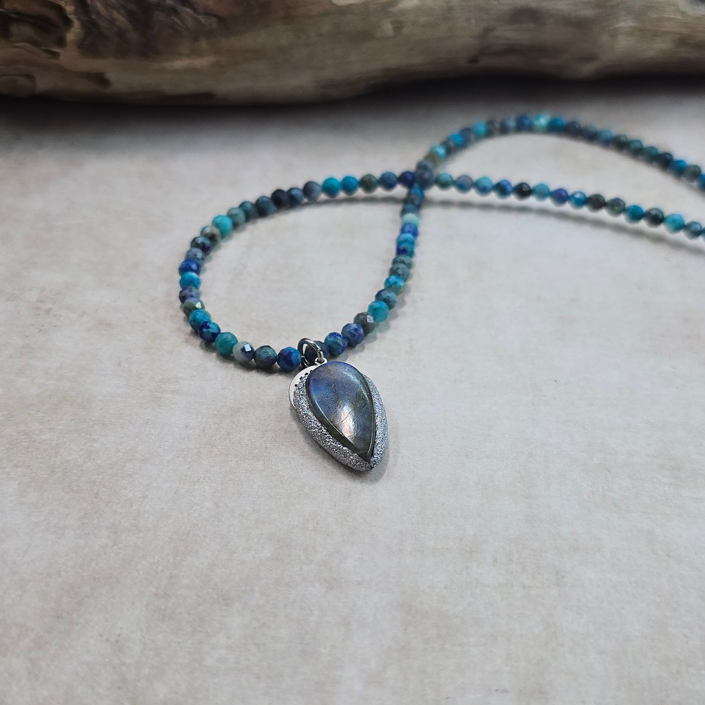 Trumpas vėrinys su labradoritu ir lapis lazuli