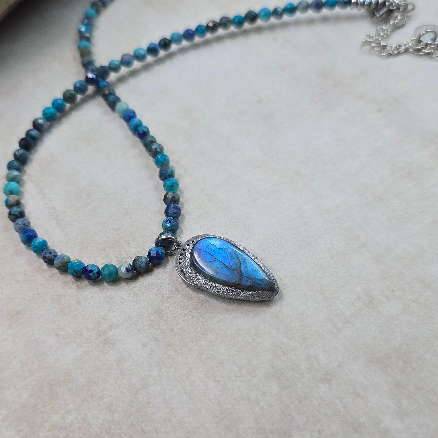 Trumpas vėrinys su labradoritu ir lapis lazuli