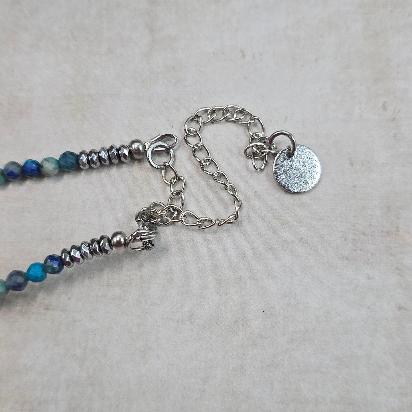 Trumpas vėrinys su labradoritu ir lapis lazuli