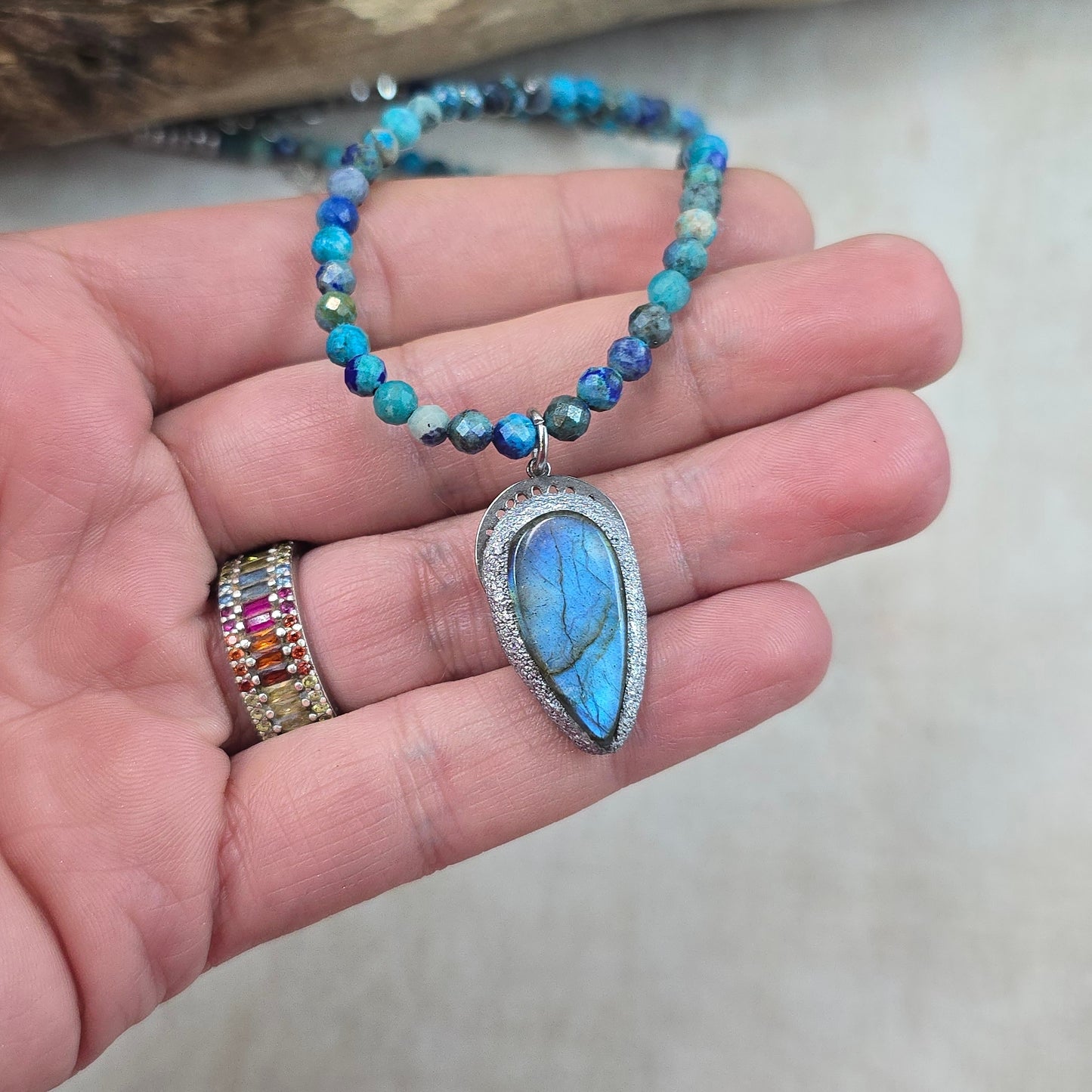 Trumpas vėrinys su labradoritu ir lapis lazuli