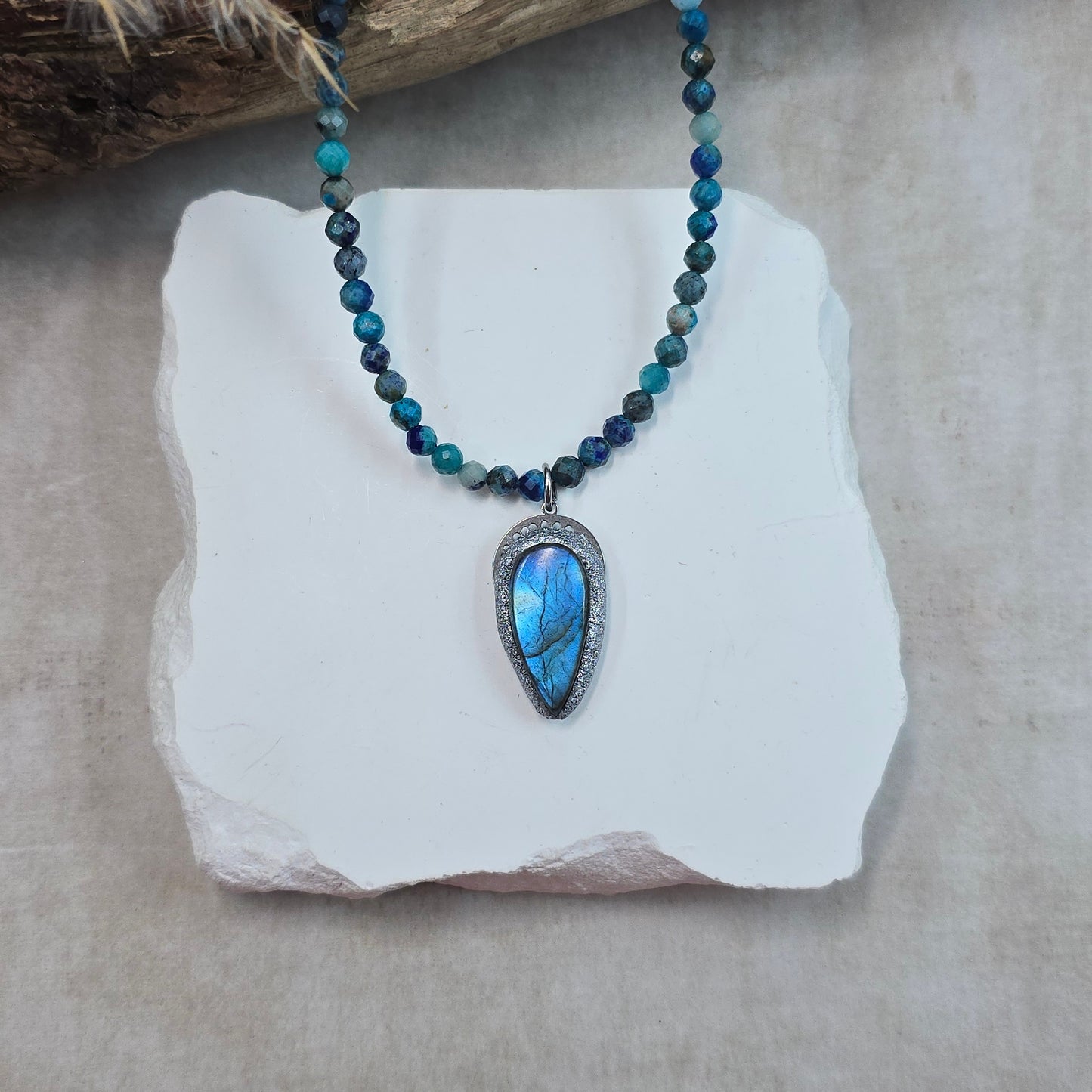 Trumpas vėrinys su labradoritu ir lapis lazuli