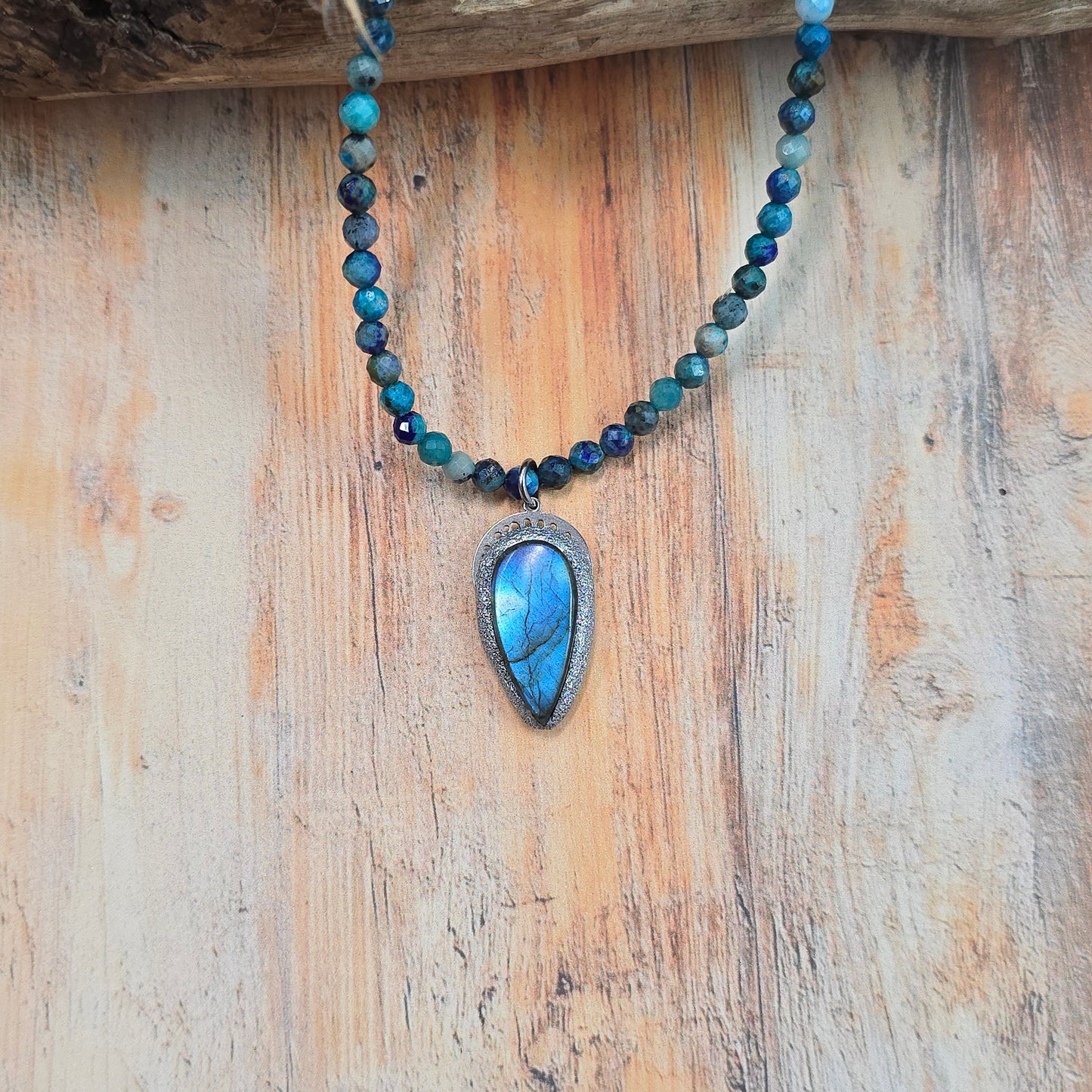 Trumpas vėrinys su labradoritu ir lapis lazuli