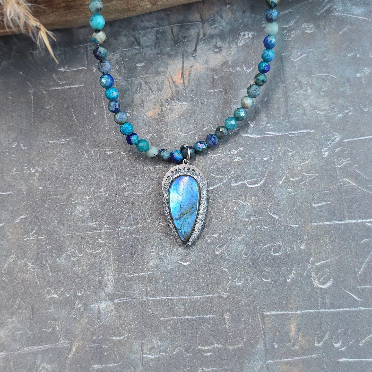 Trumpas vėrinys su labradoritu ir lapis lazuli