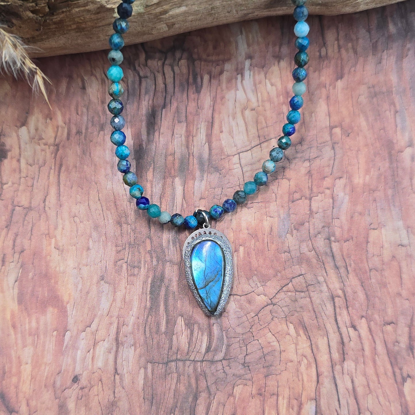 Trumpas vėrinys su labradoritu ir lapis lazuli