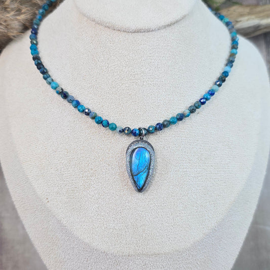 Trumpas vėrinys su labradoritu ir lapis lazuli