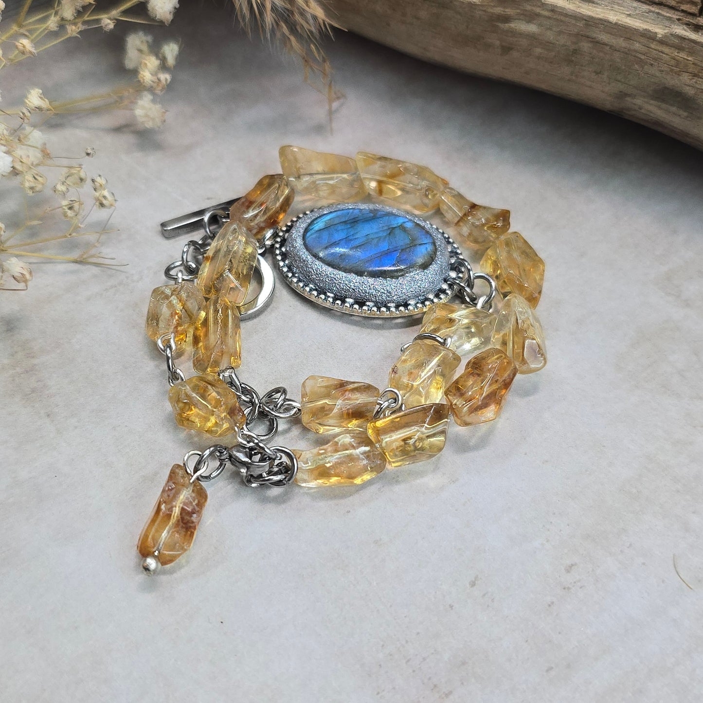 Labradorito apyrankė su citrinu