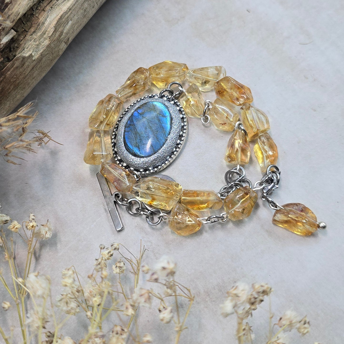 Labradorito apyrankė su citrinu