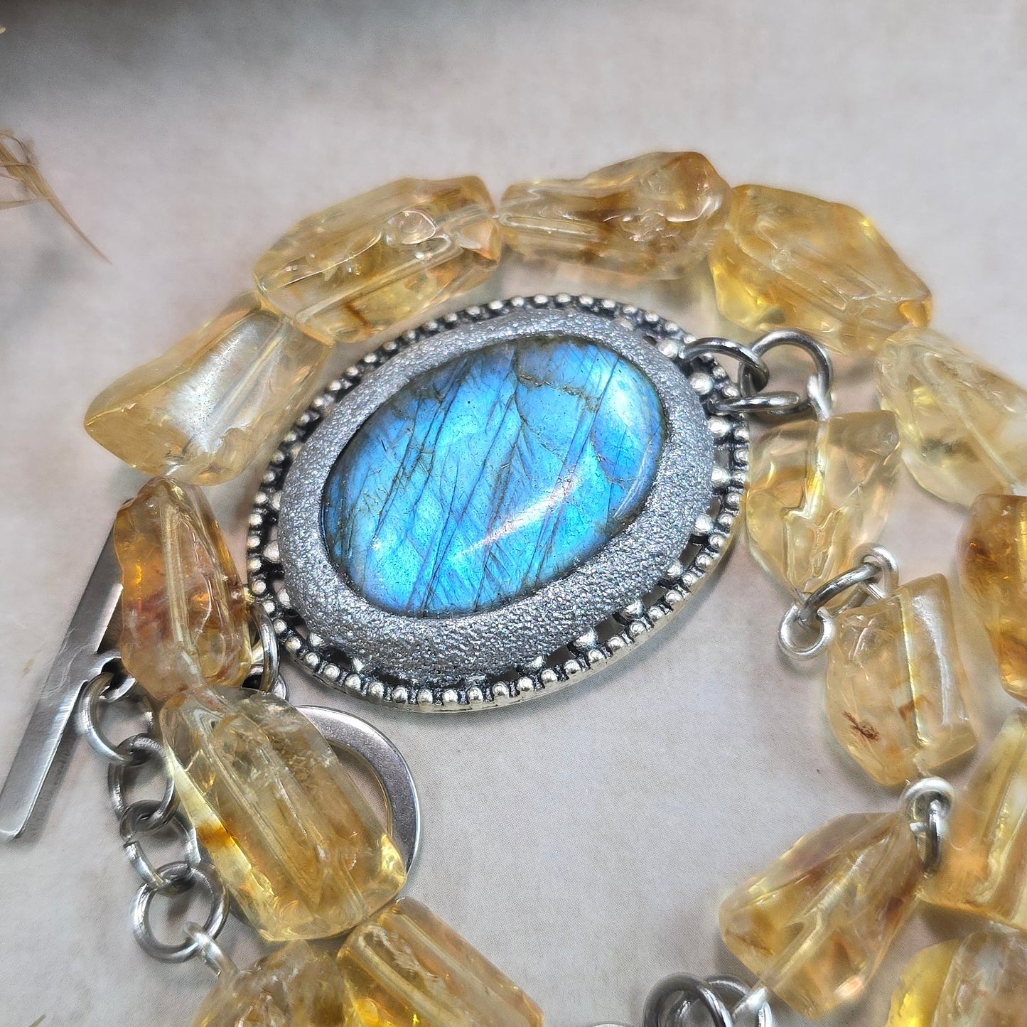 Labradorito apyrankė su citrinu