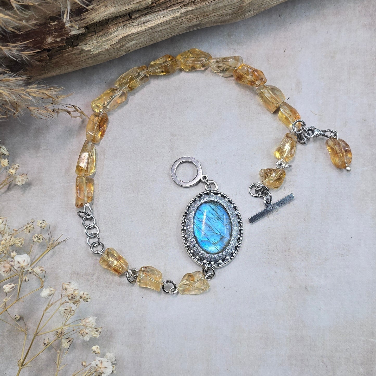 Labradorito apyrankė su citrinu