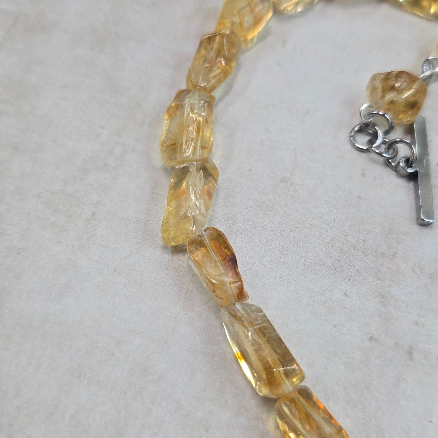 Labradorito apyrankė su citrinu