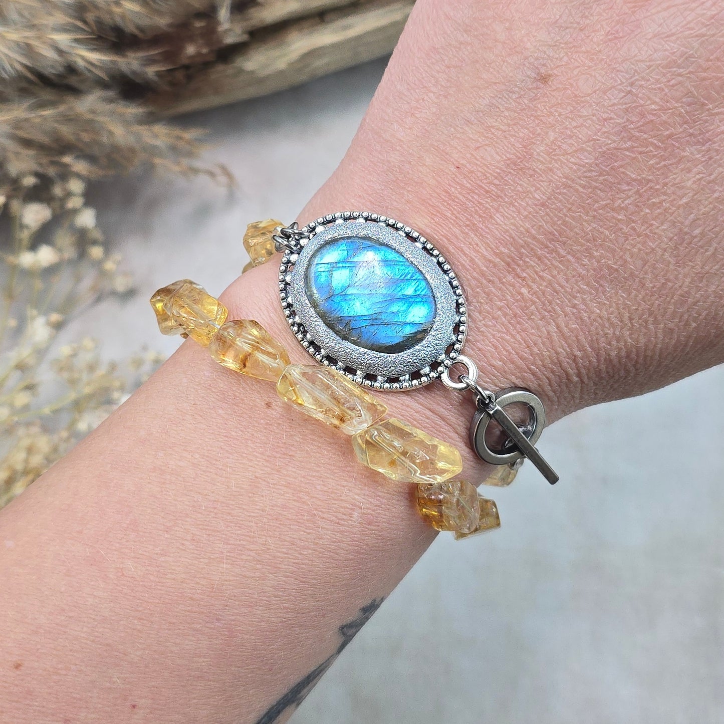 Labradorito apyrankė su citrinu