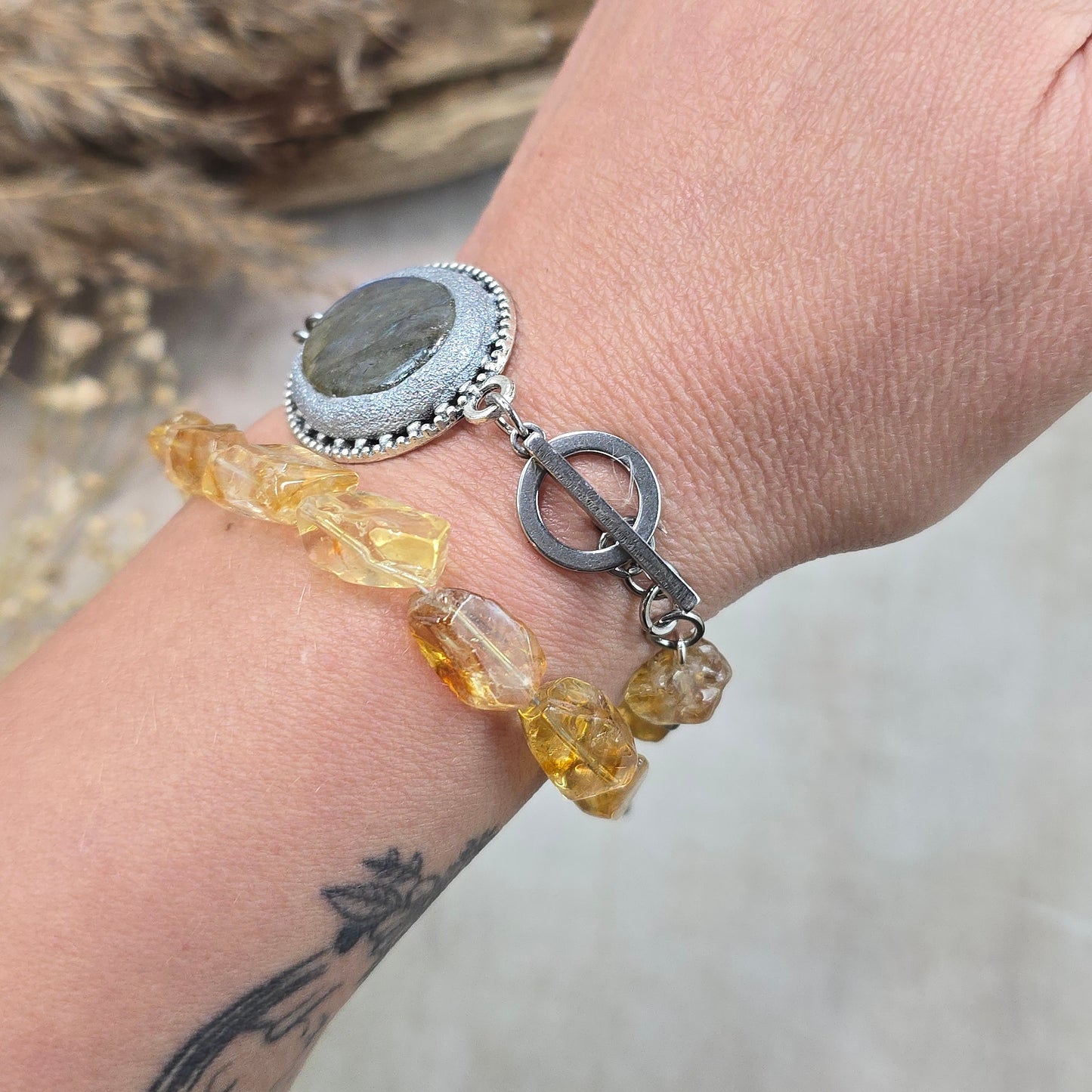 Labradorito apyrankė su citrinu