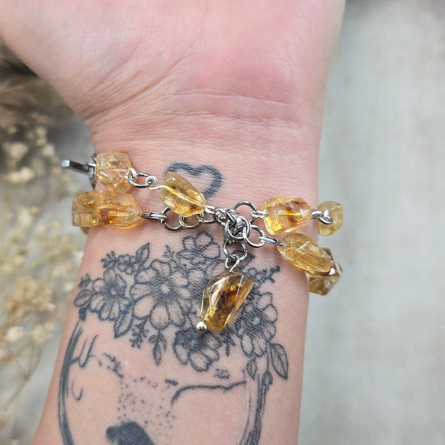 Labradorito apyrankė su citrinu