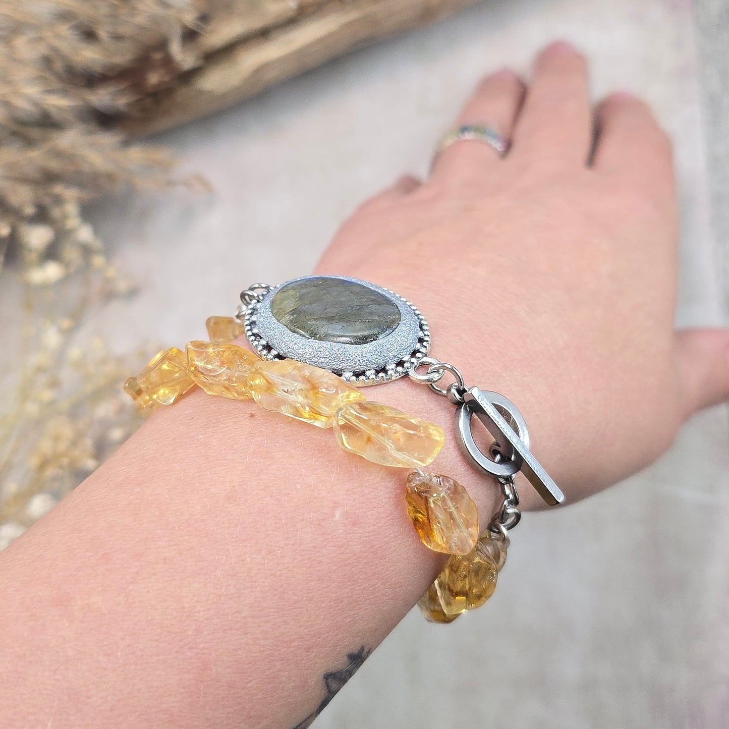 Labradorito apyrankė su citrinu