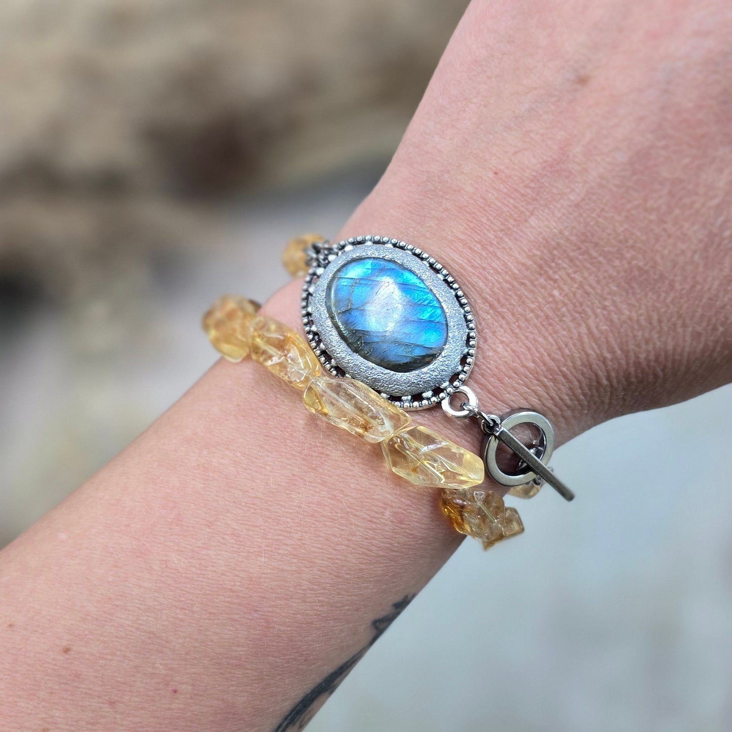 Labradorito apyrankė su citrinu